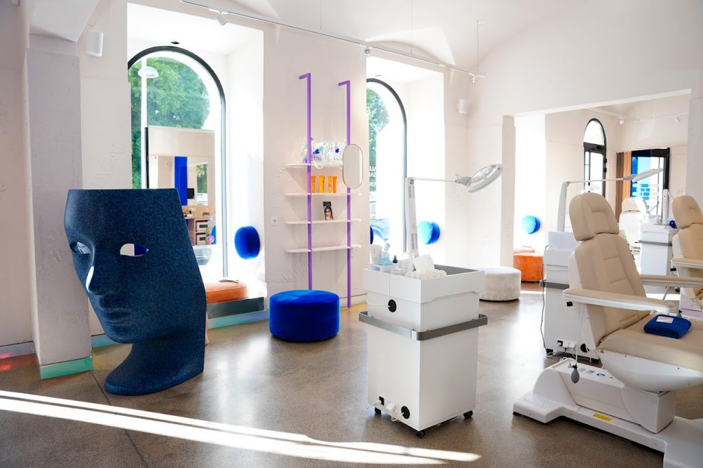 Heller Behandlungsraum im AFACIAL-Studio in Wien