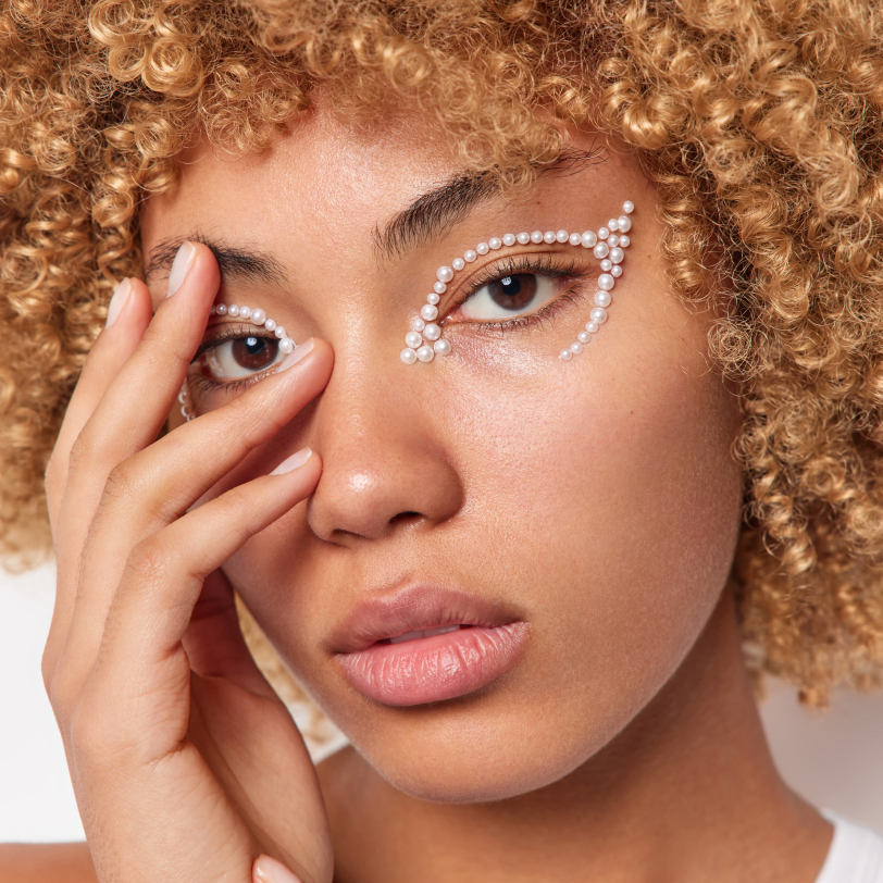 Nahaufnahme einer Frau mit betonten Augenbrauen und Wimpern – Brow Bar in Wien