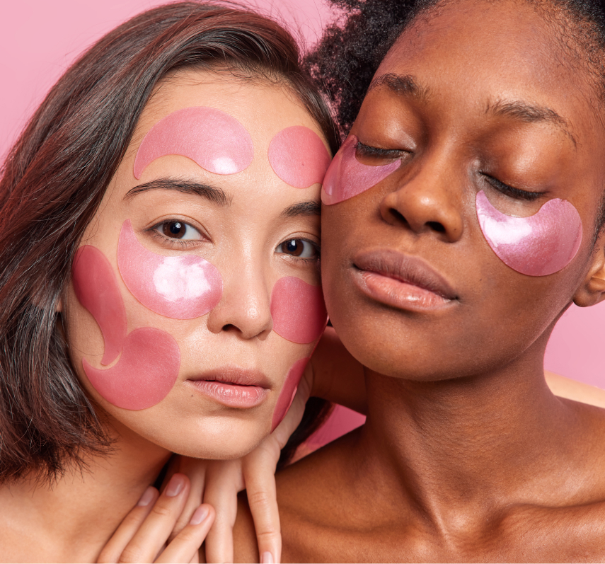 Zwei Frauen mit rosa Hydrogel-Pads im Gesicht